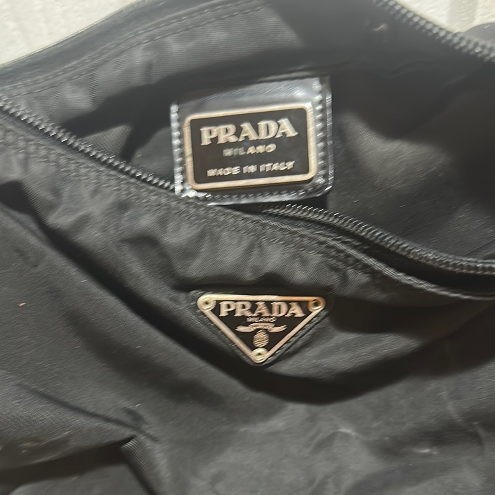 Prada Black Crossbody Bag with Sleek Design - Picture 4 of 4